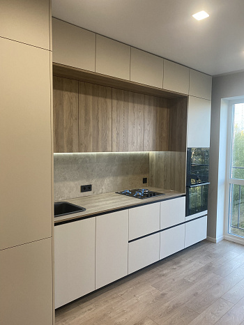 Стильная кухня с фасадами AGT Supramat, размеры 4139 х 2611 х 700 фото